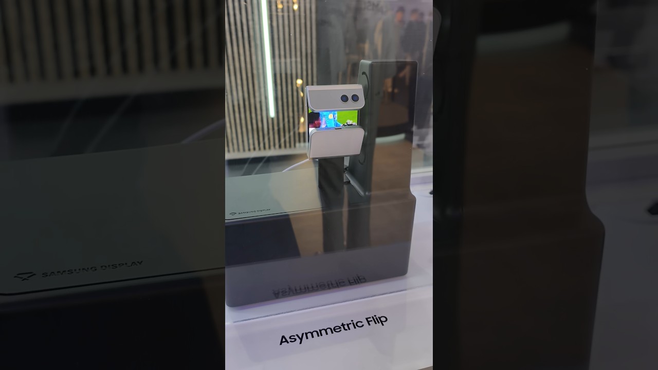 A Galaxy Z Flip with two hinges (wait, what?) #galaxyzflip #samsung #mwc25