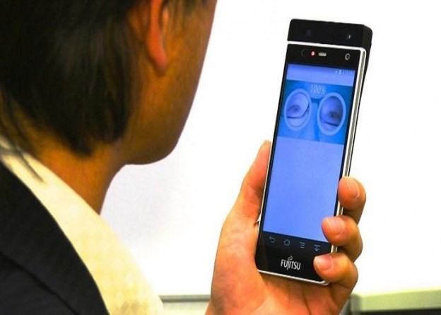 Fujitsu ganó el premio al innovación en el MWC15 con su prototipo de teléfono con lector de iris