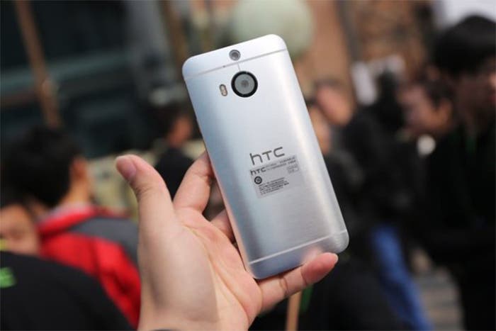 HTC One M9+ trasera .