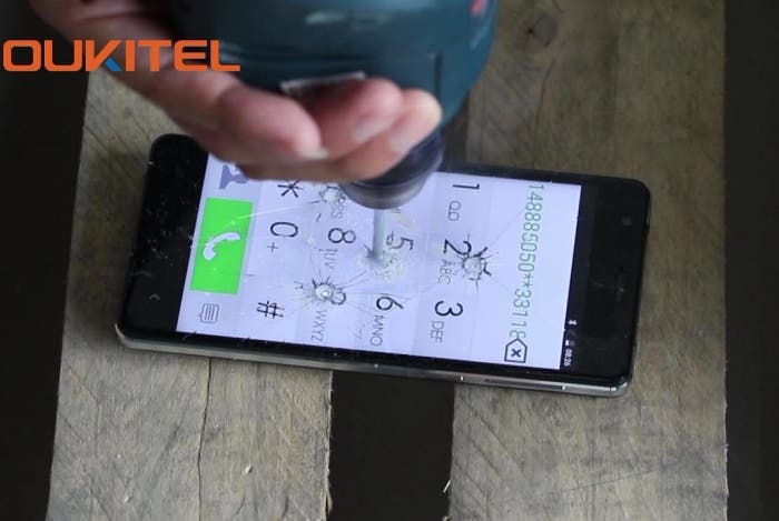 Esto es lo que pasa cuando haces un taladro en la pantalla del Oukitel K4000