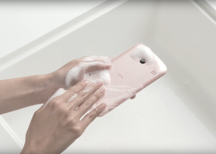 Kyocera presenta un teléfono que podrás lavar con jabón