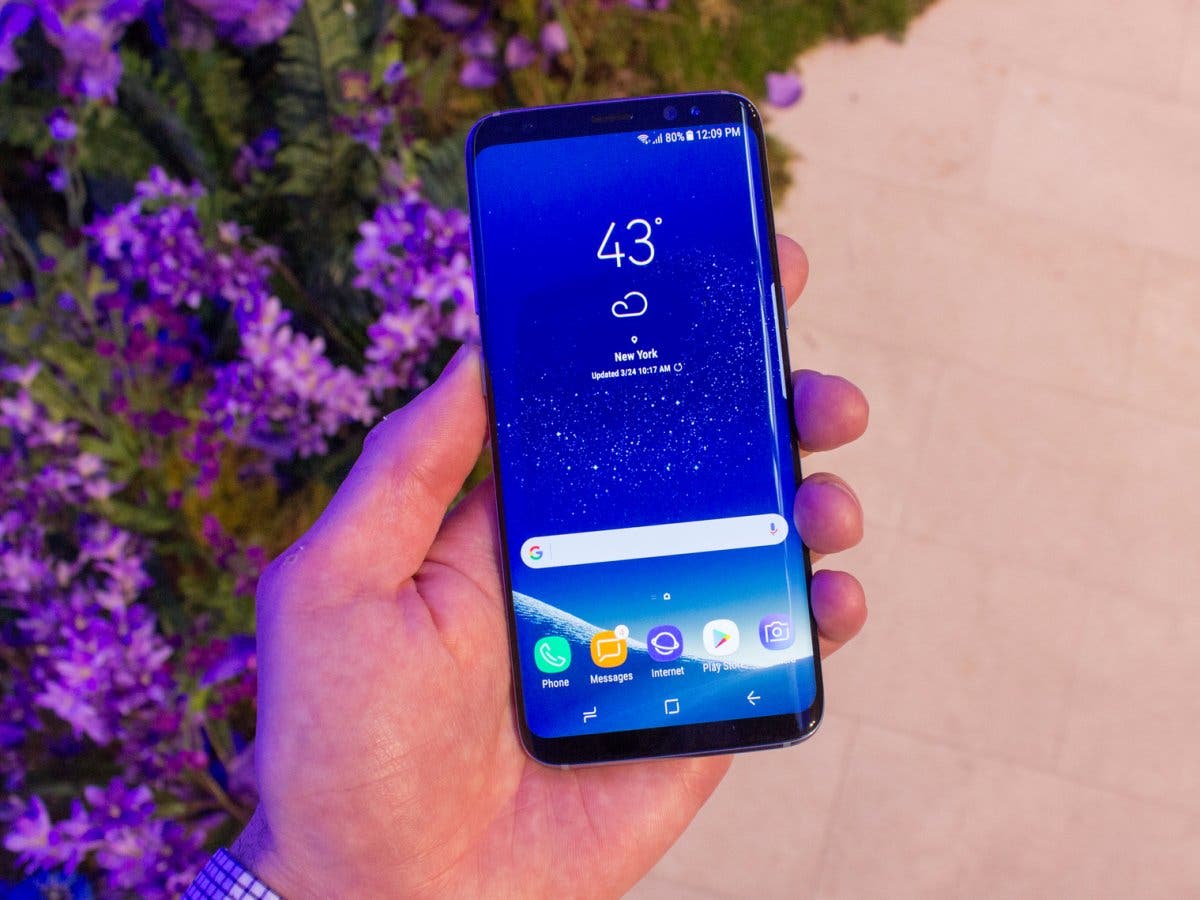 this-is-the-galaxy-s8-which-has-a-58-inch-amoled-display