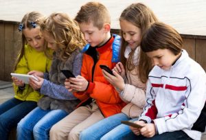 niños con smartphone