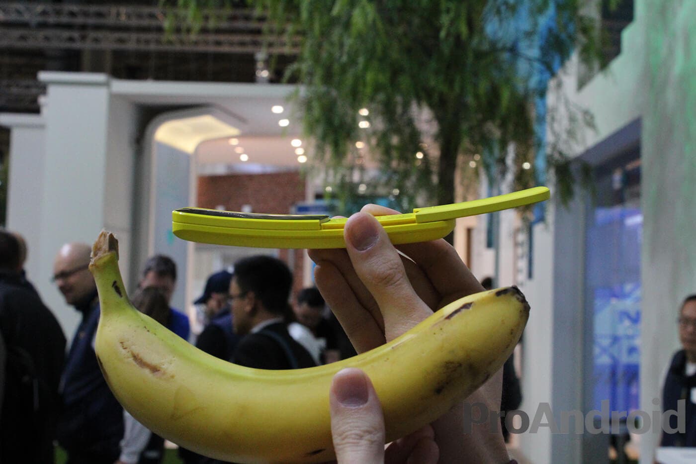 Nokia 8110 junto a un plátano