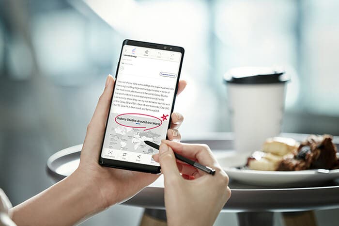 SAmsung Galaxy Note 8 en la mano