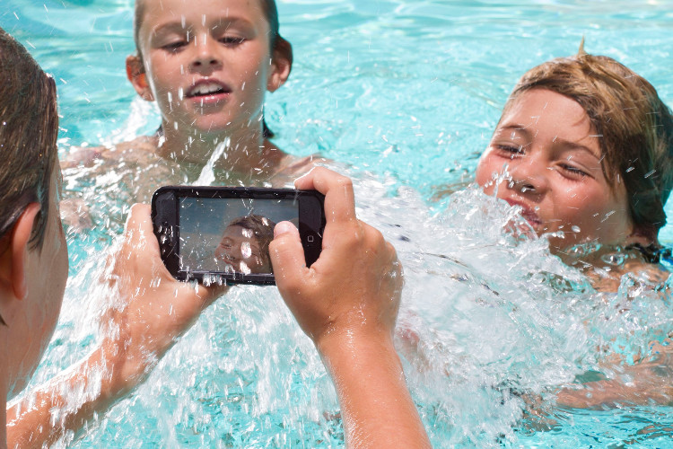 Las mejores fundas para móviles resistentes al agua para disfrutar de la piscina