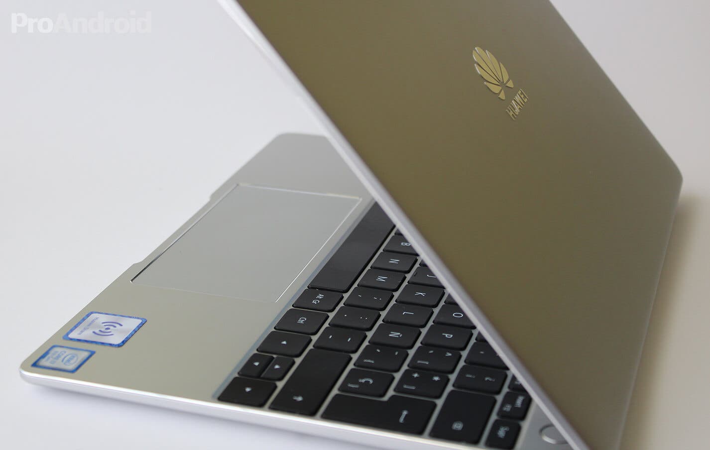 Huawei Matebook 13 detras