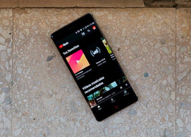 YouTube Music ya puede reproducir las canciones que tengas en tu móvil