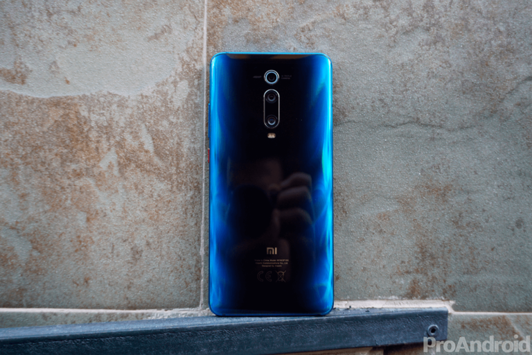 Así podría ser el móvil Xiaomi con una placa solar en la parte trasera