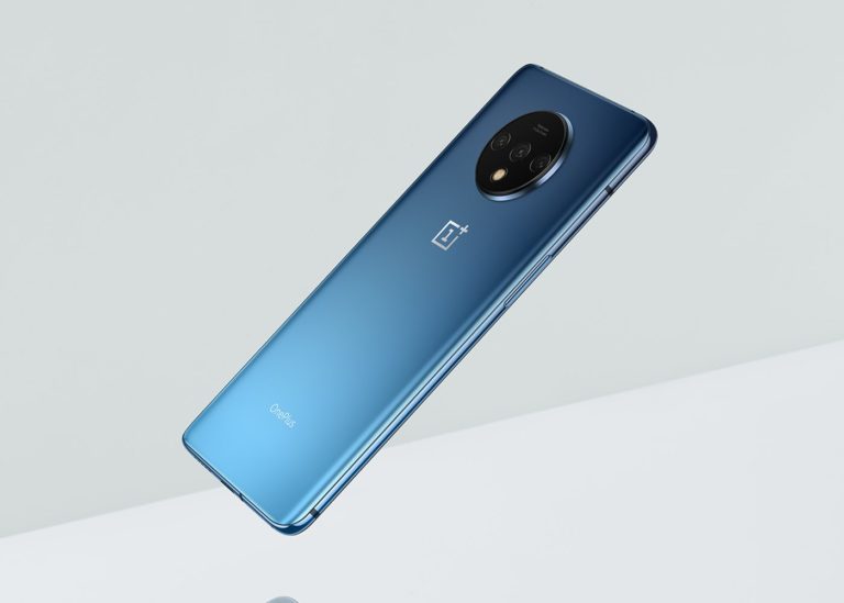 El OnePlus 7T es resistente al agua, pero no cuenta con las certificaciones necesarias