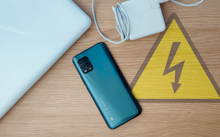 ¿Cargar el móvil con un cargador de ordenador? Esto es lo que debes saber