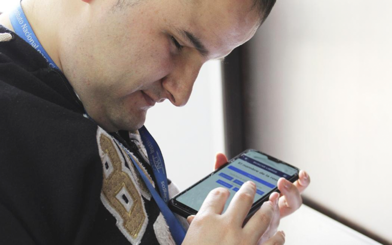 ¿Se puede utilizar el móvil siendo ciego? Este es Emi, un chaval sin visión que utiliza el smartphone más rápido que tú