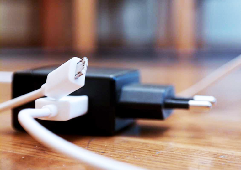 Adiós a los cargadores incluidos, tú próximo smartphone probablemente no lo incluirá