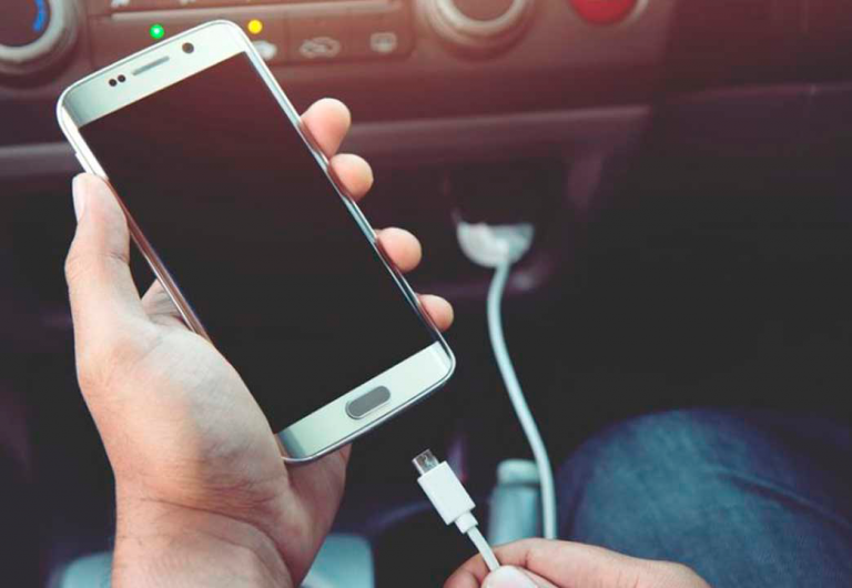 Nunca cargues tu smartphone en este tipo de cargadores: es muy peligroso