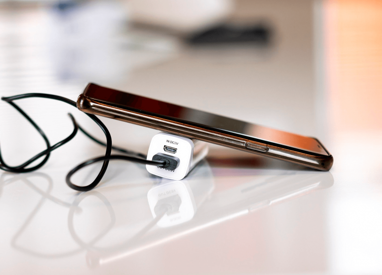 ¿Cuánto cuesta cargar el móvil todos los días? ¿Es un gasto importante en la factura de la luz?