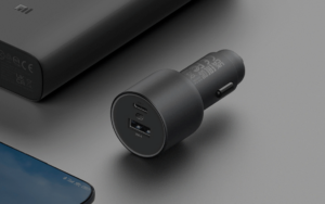 ¿Sigues cargando el móvil en el USB del coche en pleno 2024? La alternativa barata, más rápida y más segura