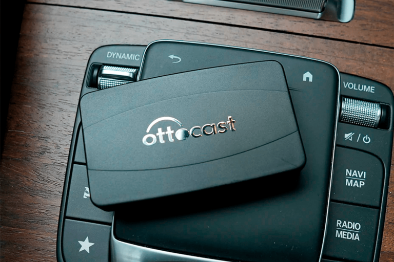 ¿Tienes Android Auto o Apple CarPlay? Necesitas este aparato para olvidarte de los cables