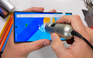 El Galaxy S24 Ultra de 1.459€ ya ha sido torturado: así de resistente es su «Titanio»