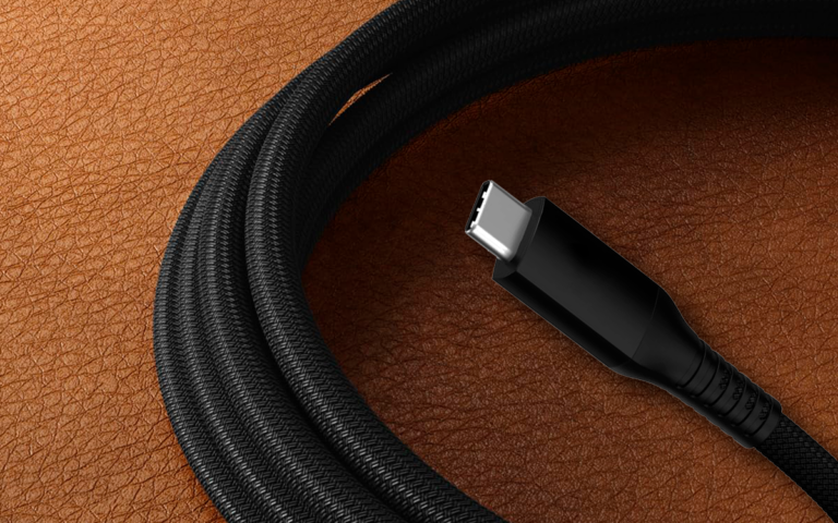 El cable de 7€ de Amazon que vas a querer si cargas el móvil en el coche