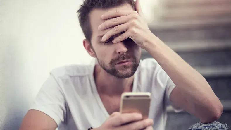 Notificación de seguridad en un teléfono alertando de un inicio de sesión sospechoso en Instagram