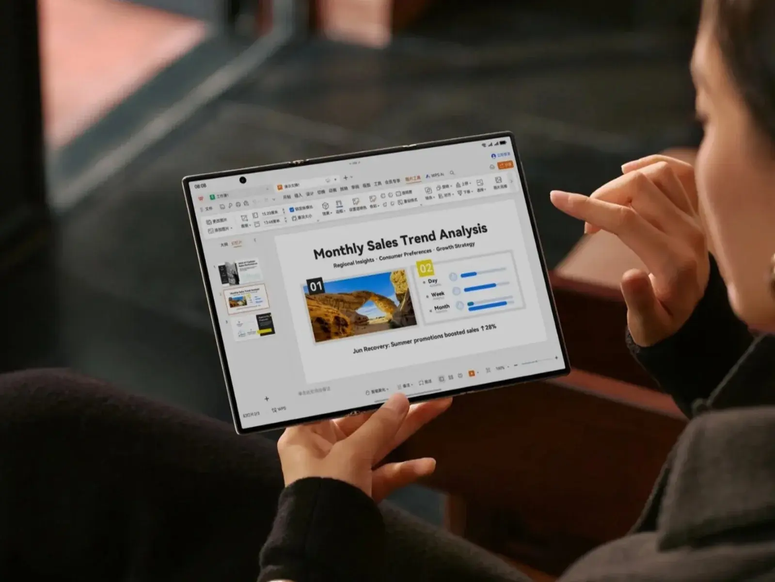 Panel completamente desplegado para el Huawei Mate XTs para una mayor productividad