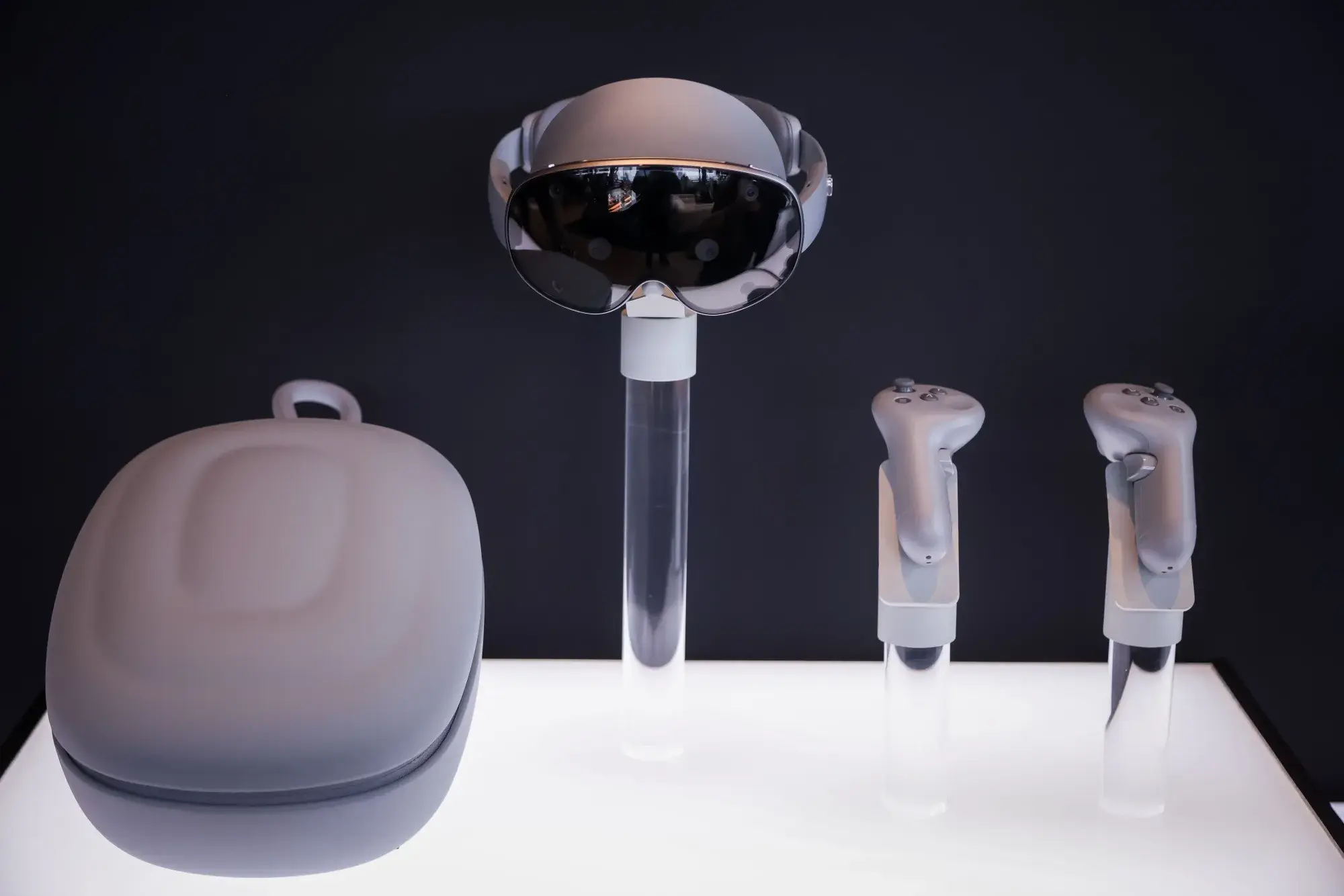 Los accesorios de los Galaxy XR a detalle.