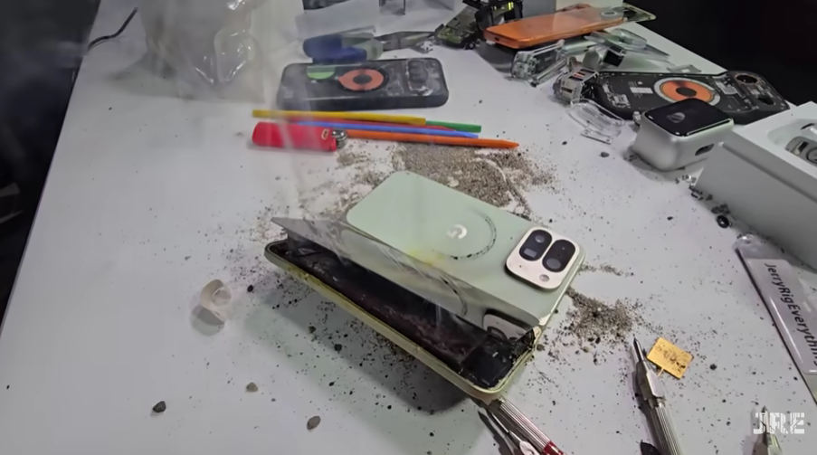 El Pixel 10 Pro Fold completamente destruido luego de un test de prueba 