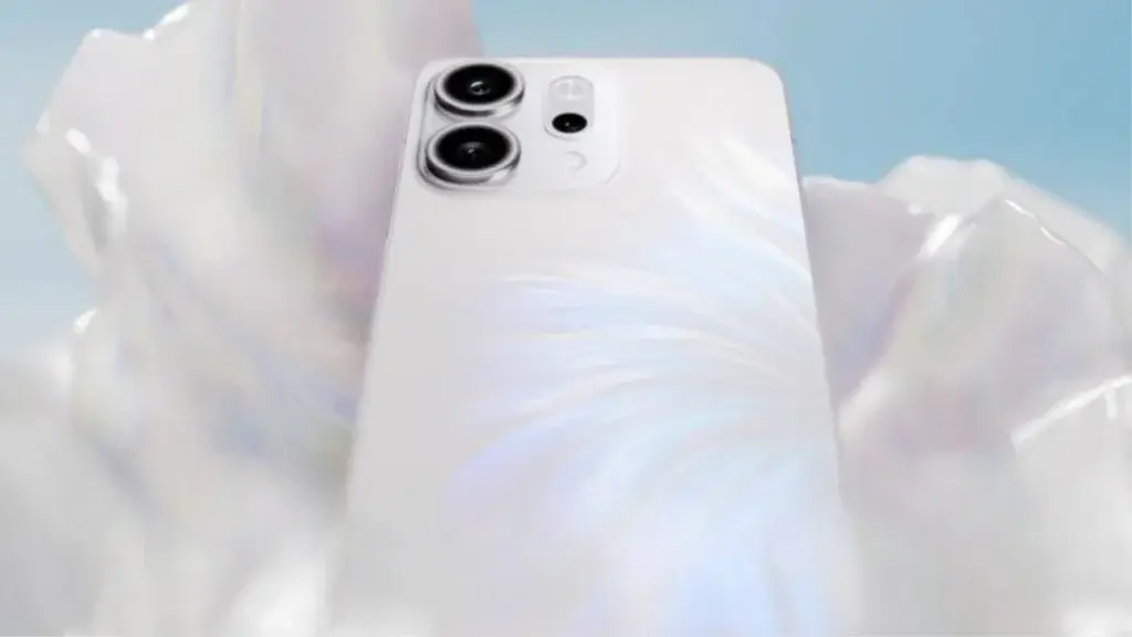 OPPO estaría preparando tres dispositivos Reno 15: paneles 1.5K, marcos metálicos y zoom periscópico