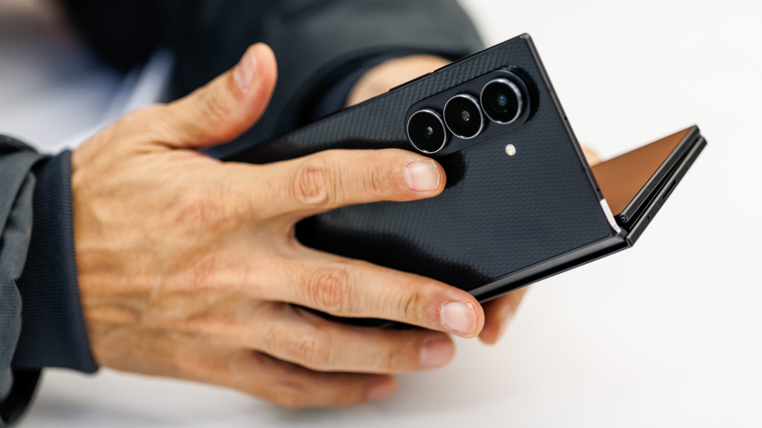 Características claves sobre las cámaras de los dispositivos triple pliegue