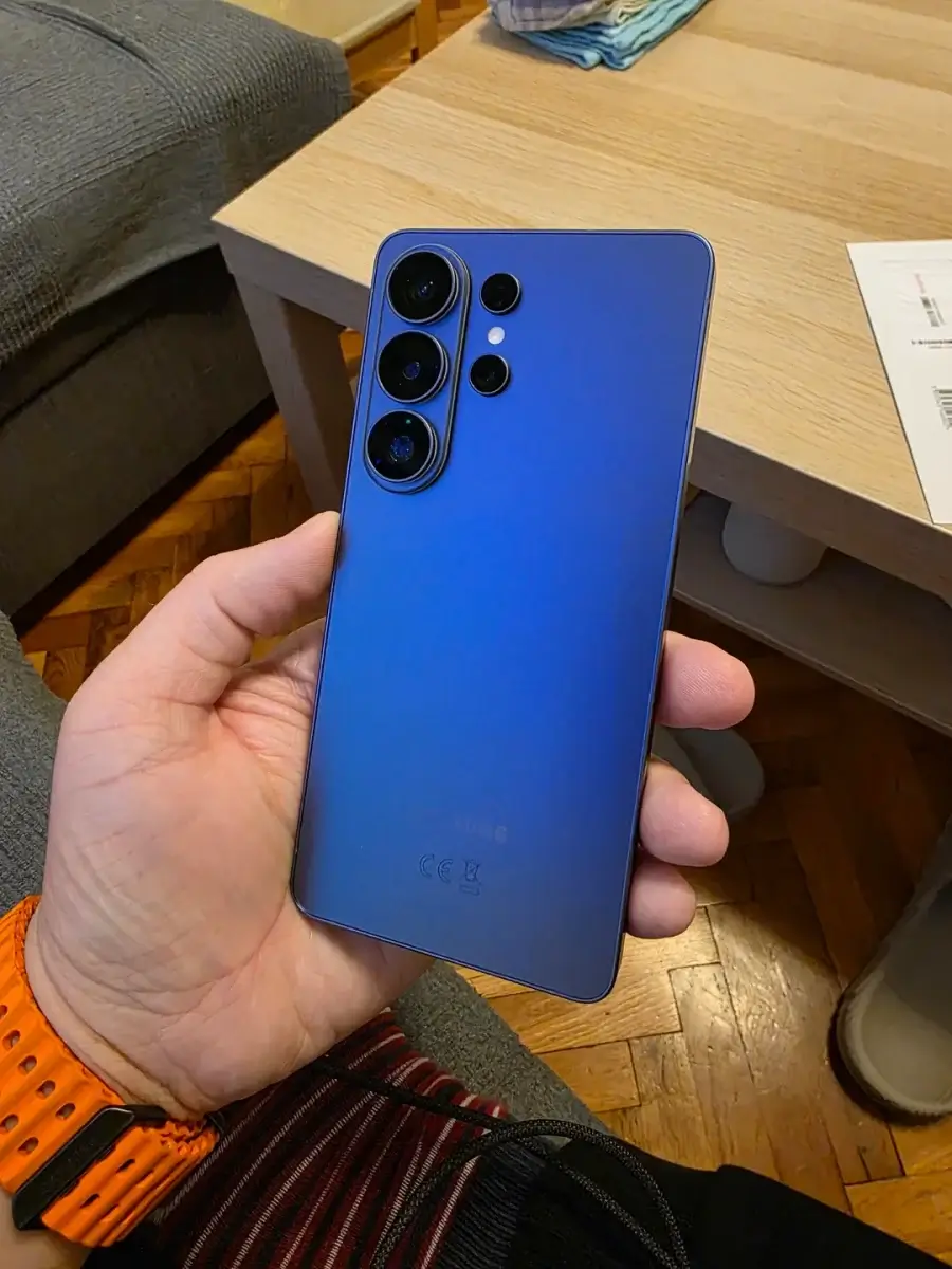 Fotografías del Samsung Galaxy S26 Ultra en manos de un usuario que lo ha reservado